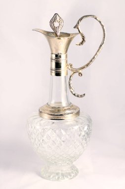 Cam sürahi Studio altın dekoratif elemanları ile. Güze