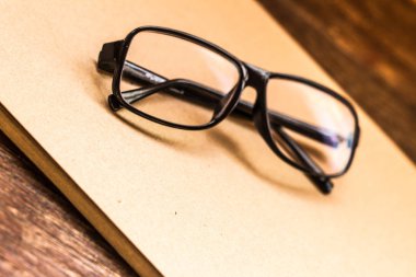 Üzerinde sepya boyama için bej taneli eski kağıt üzerinde göz gözlükleri 