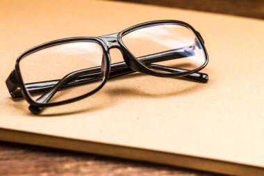 Üzerinde sepya boyama için bej taneli eski kağıt üzerinde göz gözlükleri 