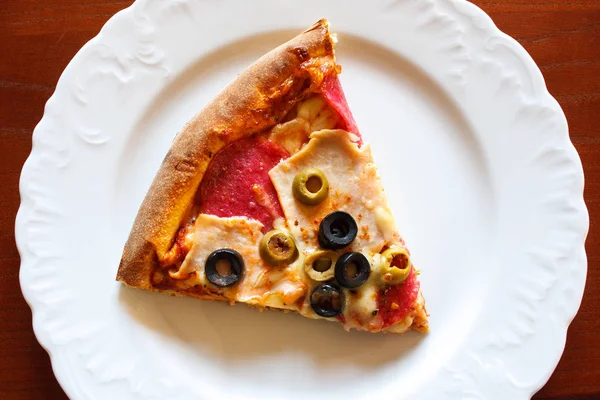 Dilim pizza jambon, yeşil ve Siyah Zeytin ile peynir pl