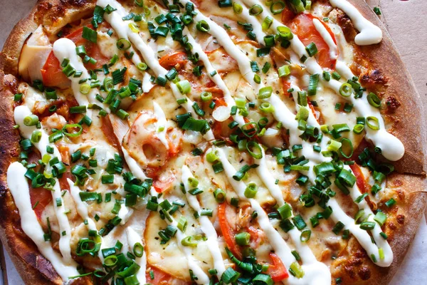 Pizza mayonez, domates ve yeşil bıçak ile yakın çekim