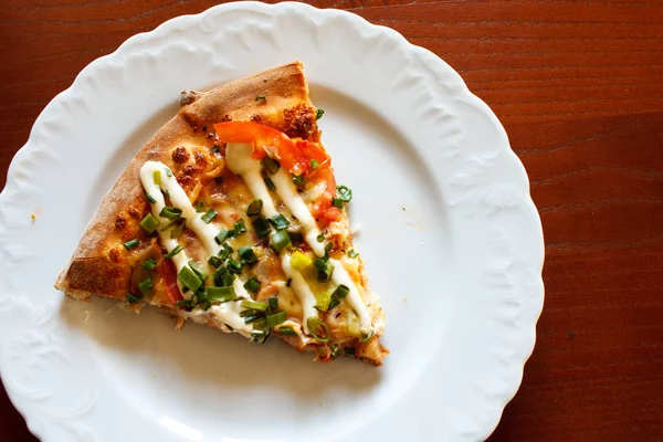 Dilim pizza plaka detay mayonezli. Ahşap masa
