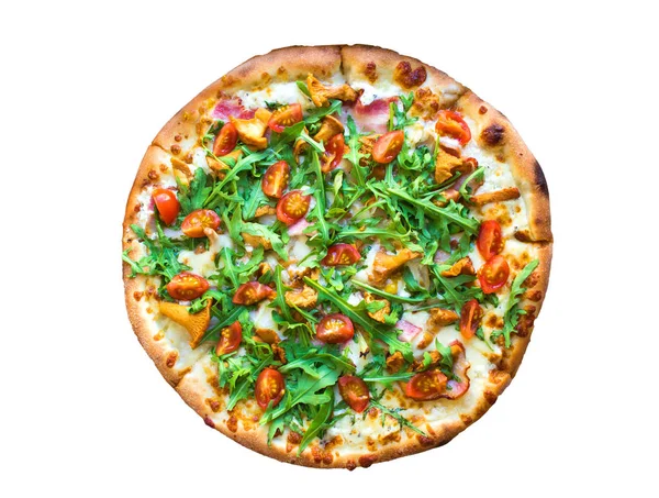 Pizza üzerinde izole arugola domates ve Cantharellus cibarius mantar ile 