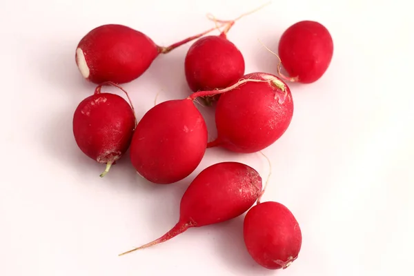 Куча красной редьки на белом фоне. здоровое питание с витаминами — стоковое фото