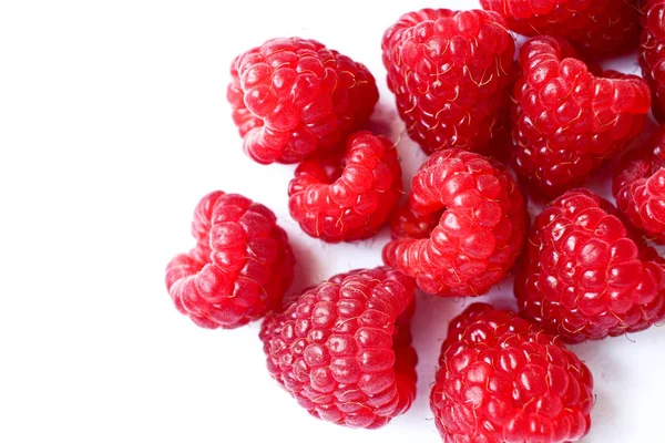 Beyaz arka plan üzerinde izole birçok ahududu bileşimi. CL