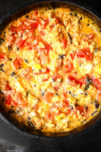 sahanda yumurta ve bazilika siyah tavada domates ile