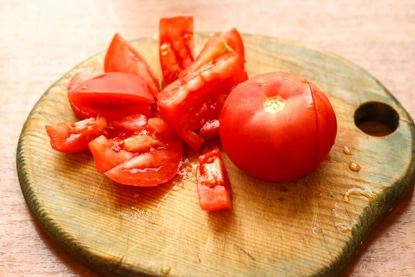 Rote frische Tomaten auf Holzbrett schneiden. Abendessen zubereiten, kochen — Stockfoto