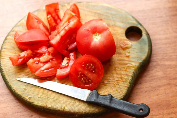 젖은 나무 보드에 토마토와 칼을 잘라. 식사 준비 — 스톡 사진
