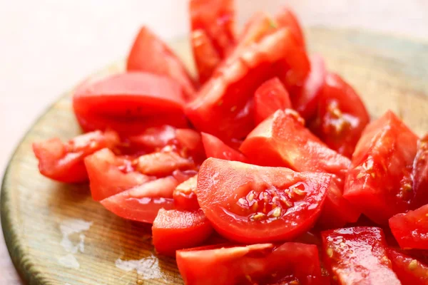 Kırmızı taze domates ahşap tahta kesmek. Akşam yemeği, hazırlama pişirme 