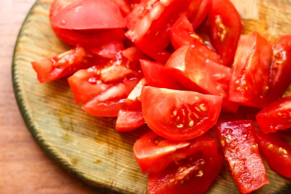 나무 보드에 빨간색 신선한 토마토를 잘라. 저녁 식사를 준비 하 고 요리 — 스톡 사진