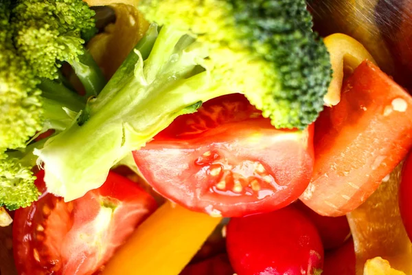 Los vegetales frescos cierran el brócoli, cortan los tomates rojos, amarillos swe — Foto de Stock