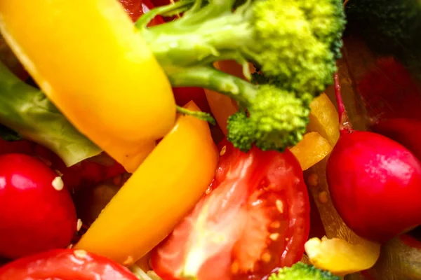 Los vegetales frescos cierran el brócoli, cortan los tomates rojos, amarillos swe — Foto de Stock