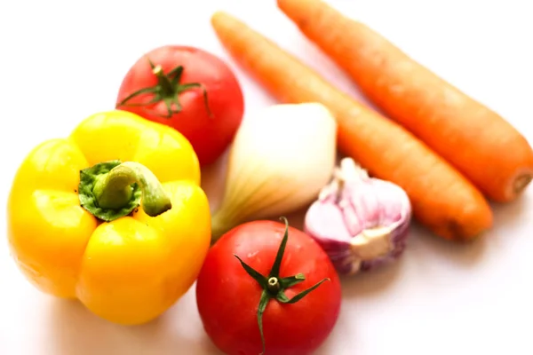 Zöldségfélék (paradicsom, hagyma, fokhagyma, sárgarépa) elszigetelt w — Stock Fotó