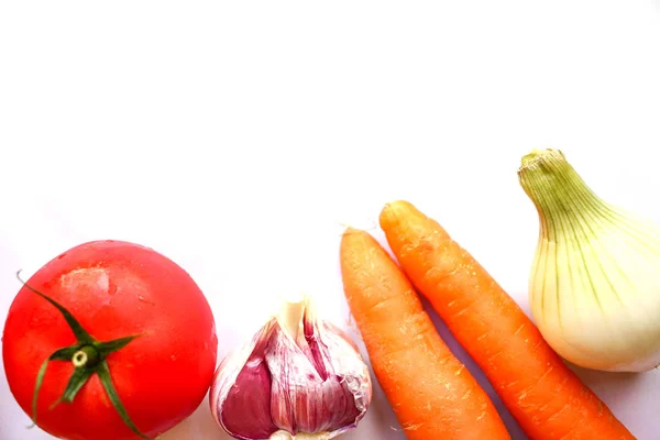 Verduras frescas (tomates, cebolla, ajo, zanahoria) aisladas en w — Foto de Stock