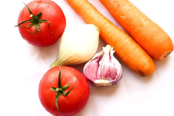 W 上に分離されて新鮮な野菜 (トマト、タマネギ、ニンニク、ニンジン) — ストック写真