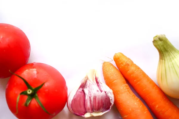 Zöldségfélék (paradicsom, hagyma, fokhagyma, sárgarépa) elszigetelt w — Stock Fotó
