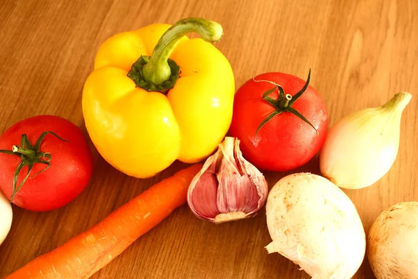 Verduras frescas (tomates, zanahoria, ajo, cebolla) en lengüeta de madera — Foto de Stock
