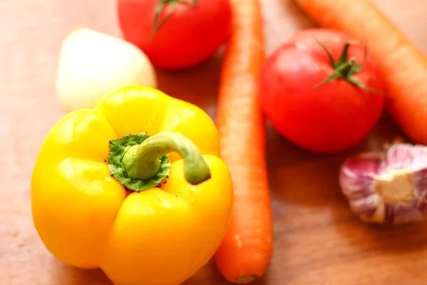 Verduras frescas (tomates, zanahoria, ajo, cebolla) en lengüeta de madera — Foto de Stock