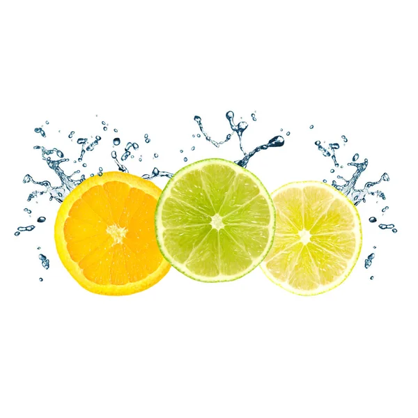 Frische bunte Zitrusfrüchte: Zitronen, Orangen, Limetten und Wasser — Stockfoto