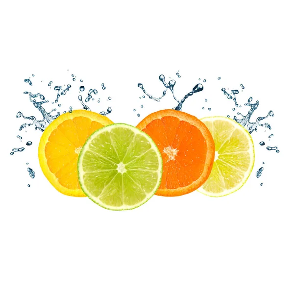 Frische bunte Zitrusfrüchte: Zitronen, Orangen, Limetten und Wasser — Stockfoto