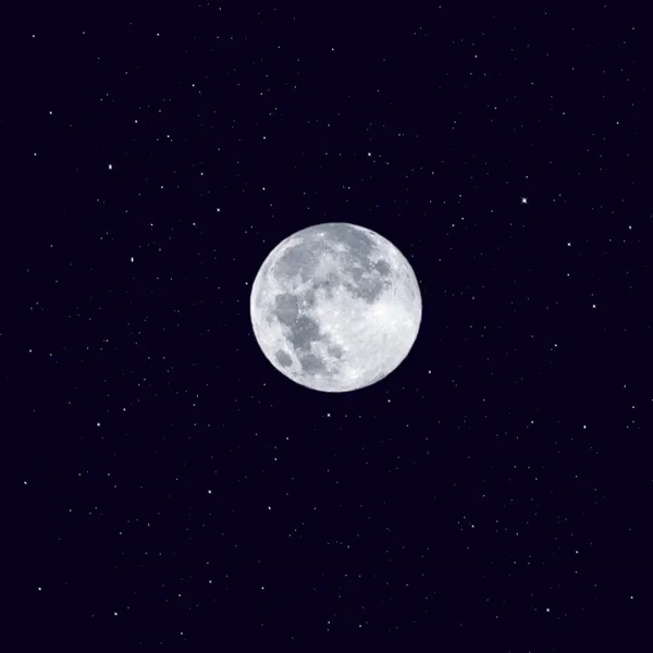 Full moon på den klara stjärnhimlen i den mörka natten — Stockfoto