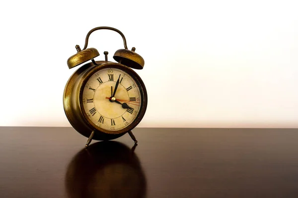 Vintage rétro beige belle horloge de style 19 siècle sur un bois sombre a — Photo