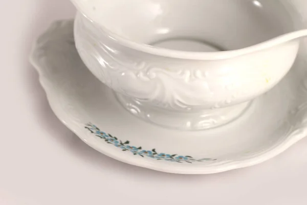 豪华非常花哨和漂亮的白色瓷碗细节。装潢 — 图库照片