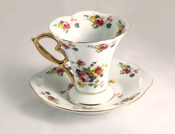 Çiçek süs ile porselen çay bardağı. Barok lüks tasarım — Stok fotoğraf