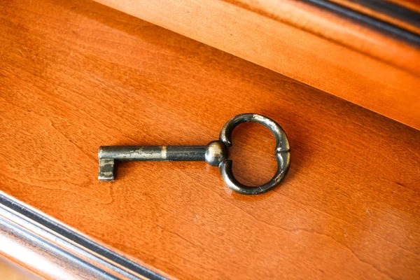 Antigua llave clásica retro vintage en armario de madera pulida. Clave t — Foto de Stock