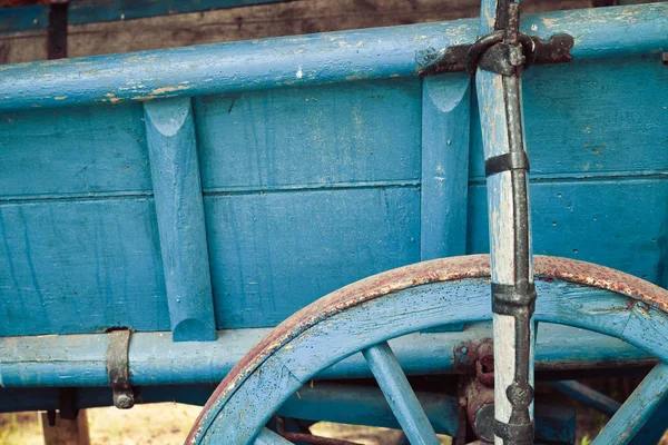 Alter Retro-Oldtimer-Holzanhänger mit blauem Rad in Großaufnahme, detai — Stockfoto