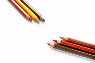 Bir sürü beyaz arka plan üzerinde renkli kalemler. Sanat yaratıcılık 