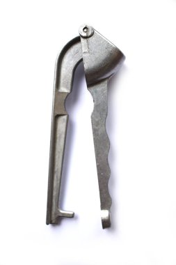 Beyaz arka plan üzerinde izole sarımsak için gümüş basın kırıcı