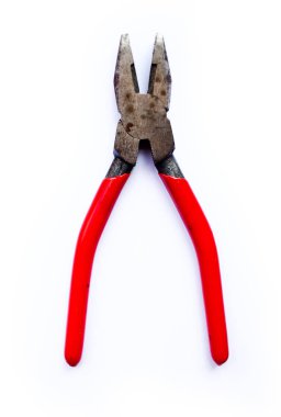 Beyaz arka plan üzerinde izole basit kırmızı pense