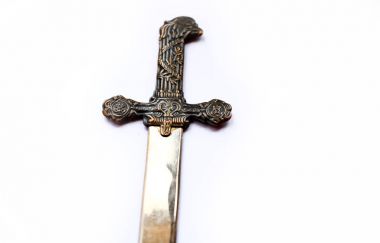 Küçük harfler izole WHI üzerinde açmak için kılıç bıçak dekore edilmiş
