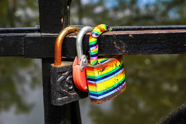 Färgglada hänglås på bron. Kärlek för evigt. Älskare lämna det på — Stockfoto