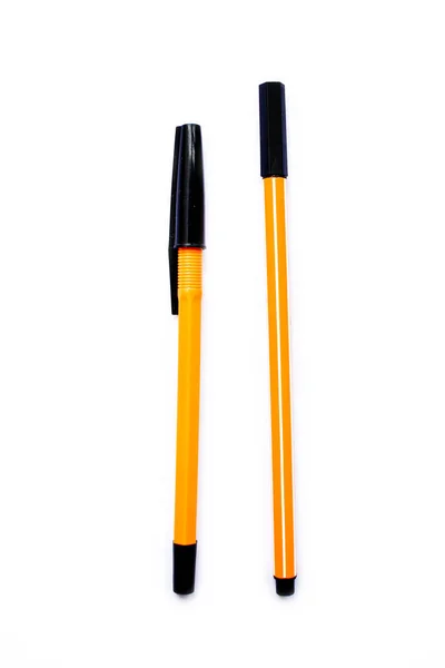 孤立在白色背景上的简单黄色黑色钢笔 — 图库照片