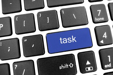 Düz siyah modern bir dizüstü bilgisayar klavye mavi düğme ile: görev