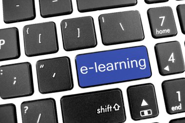 Düz siyah modern bir dizüstü bilgisayar klavye mavi düğme ile: e-öğren