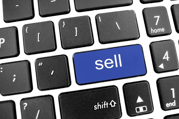 Teclado moderno negro plano de un ordenador portátil con botón azul: vender —  Fotos de Stock