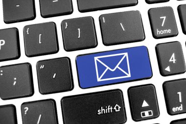 Düz siyah modern bir dizüstü bilgisayar klavye mavi düğme ile: posta beni