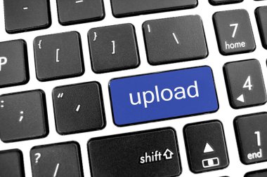 Düz siyah modern bir dizüstü bilgisayar klavye mavi düğme ile: upload