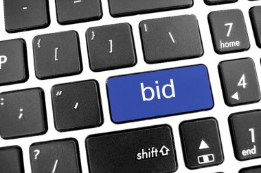 Düz siyah modern bir dizüstü bilgisayar klavye mavi düğme ile: teklif