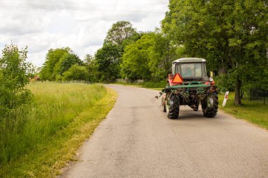 Sachocin, Polonya, 12 Haziran 2016: bir ülke küçük yeşil traktöre