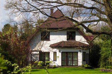 Komorow, Polonya, 28 Nisan 2016: güzel beyaz ülke banliyö