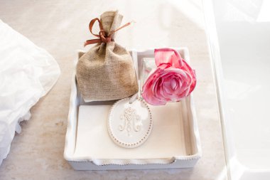 Kırmızı dekoratif çanta ve rose porselen ile kurutulmuş kokulu otlar 