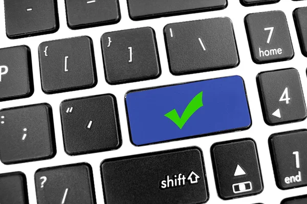 Teclado moderno negro plano de un ordenador portátil con botón azul: e-learn —  Fotos de Stock