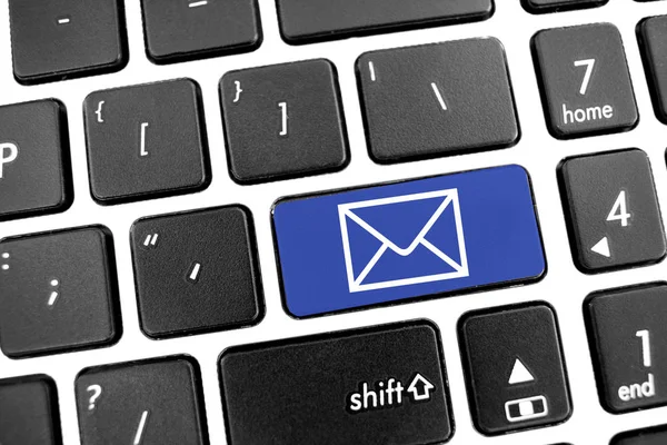Platte zwarte moderne toetsenbord van een laptop met de blauwe knop: Stuur me een bericht — Stockfoto