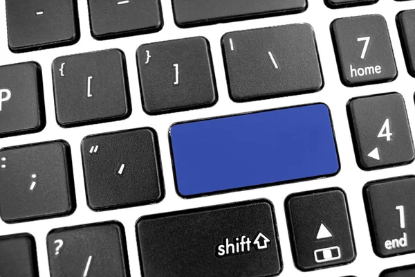 Clavier moderne noir plat d'un ordinateur portable avec bouton bleu qui est — Photo