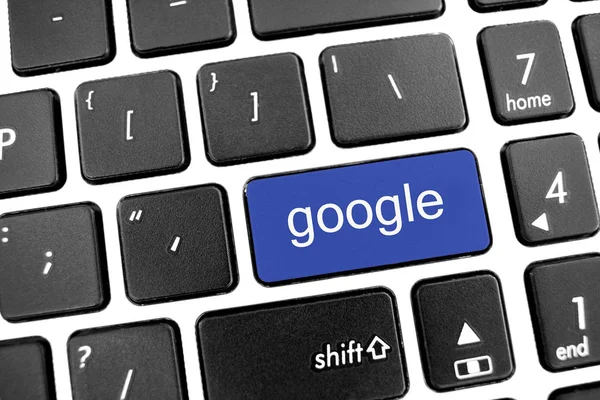 Tastiera moderna nera piatta di un computer portatile con pulsante blu: google — Foto Stock