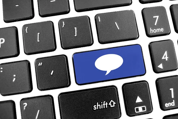 Plano negro moderno Teclado de un ordenador portátil con botón azul: hablar c —  Fotos de Stock